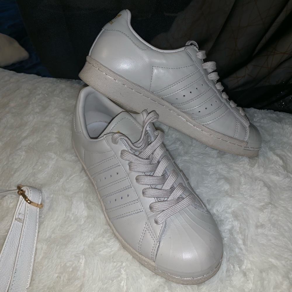 Light mauve shell toe adidas size 6 women’s